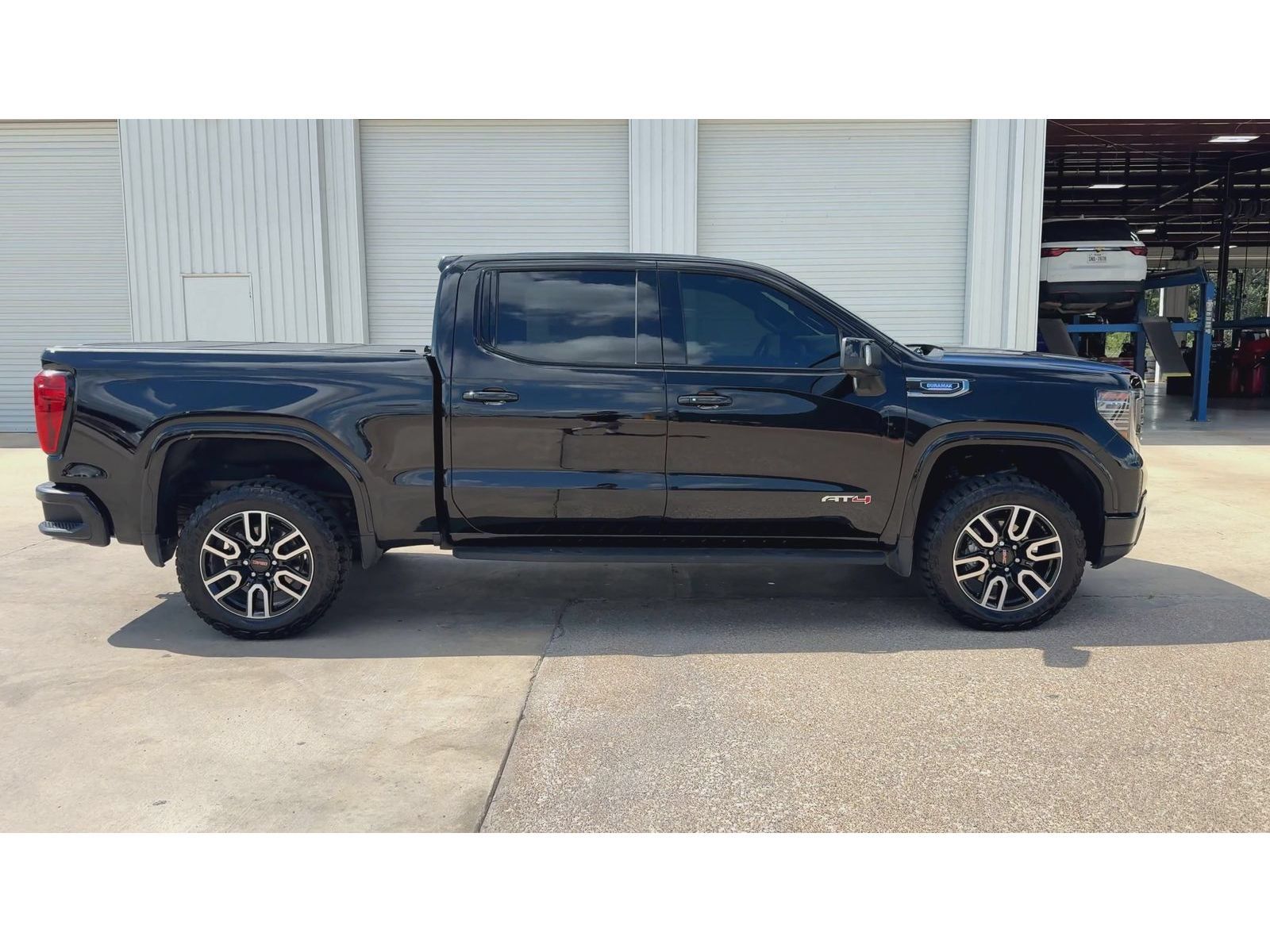 Used 2025 GMC Sierra 1500 AT4 w/ AT4 Premium Package AWD/4WD image 9