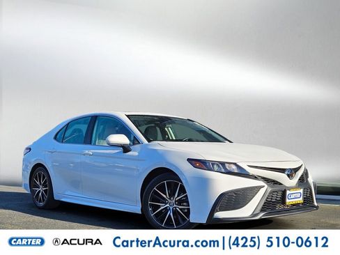 Used 2024 Toyota Camry SE image 1