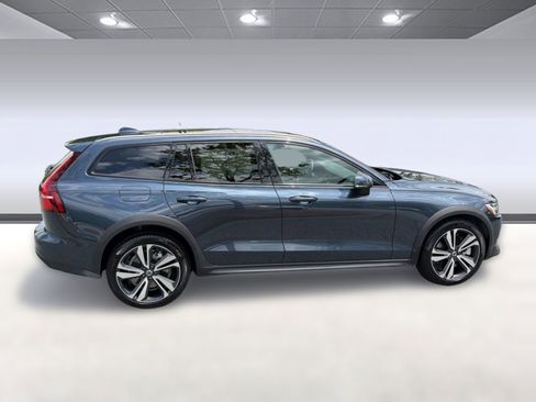 Certified 2025 Volvo V60 B5 Cross Country Plus AWD/4WD image 8