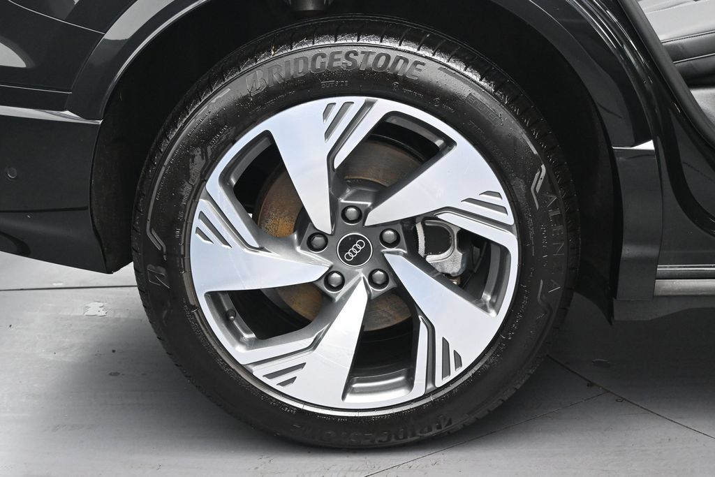 Used 2025 Audi Q6 e-tron Premium Plus w/ Premium Plus AWD/4WD image 33
