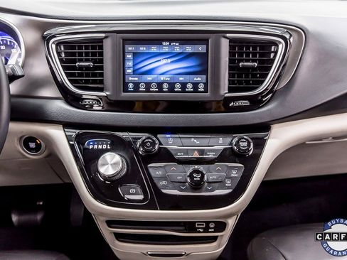 Used 2020 Chrysler Pacifica Touring-L image 19