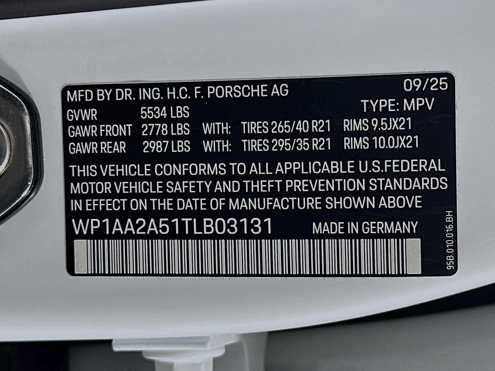 Certified 2026 Porsche Macan AWD/4WD image 33