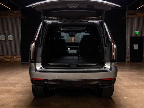 Used 2025 Cadillac Escalade Sport Platinum w/ LPO, ONYX Package AWD/4WD image 8