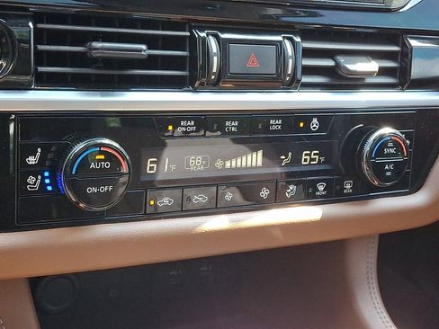 Used 2023 Nissan Pathfinder Platinum AWD/4WD image 17