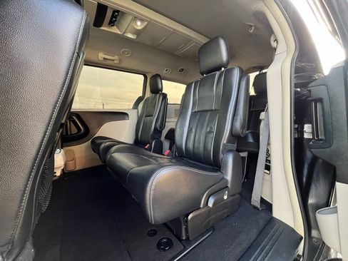 Used 2016 Chrysler Town & Country Touring image 11