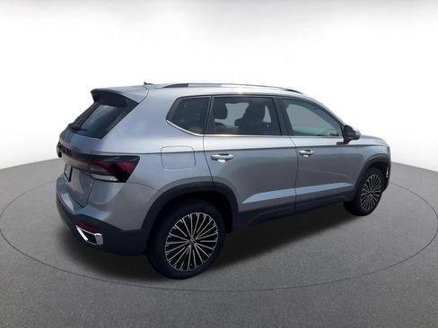 Used 2025 Volkswagen Taos SE FWD image 12