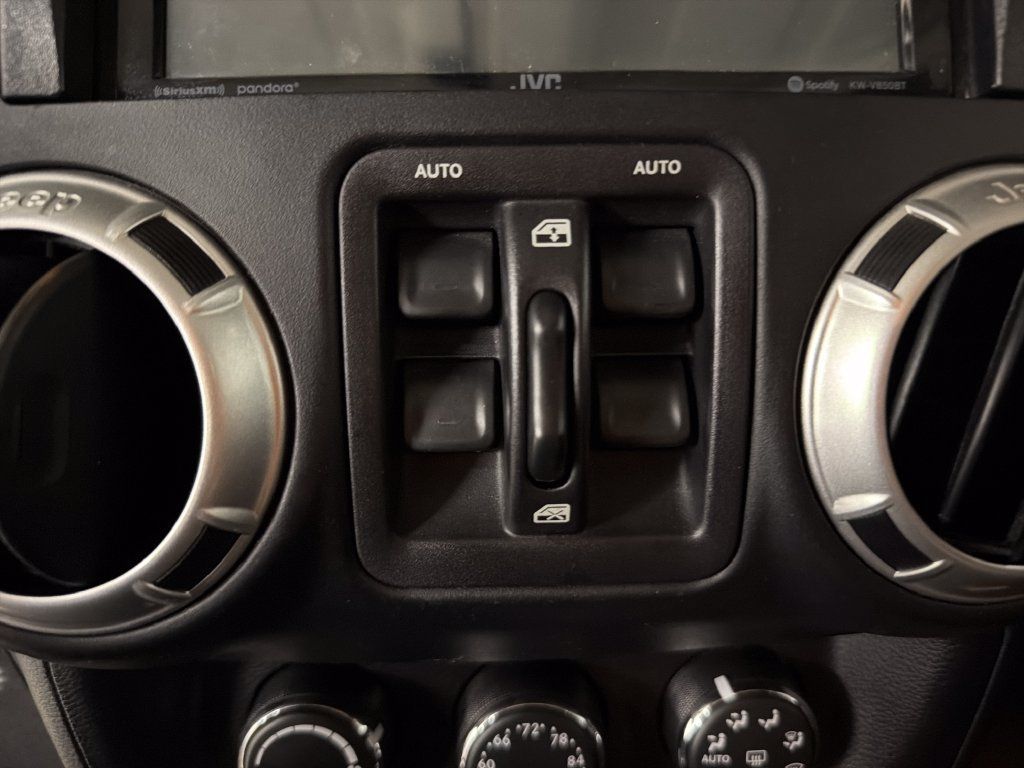 Used 2015 Jeep Wrangler Unlimited Rubicon w/ Connectivity Group AWD/4WD image 15