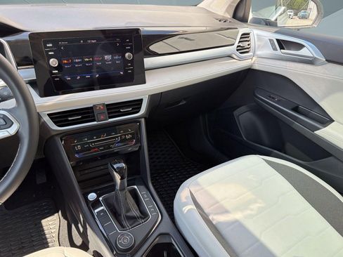 Used 2025 Volkswagen Taos SE image 26