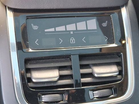 Used 2022 Volvo XC90 T6 Inscription w/ Lounge Package image 12