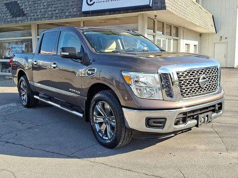 Used 2017 Nissan Titan SV image 3