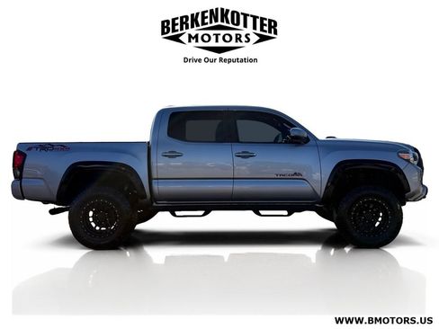 Used 2017 Toyota Tacoma TRD Off-Road image 2
