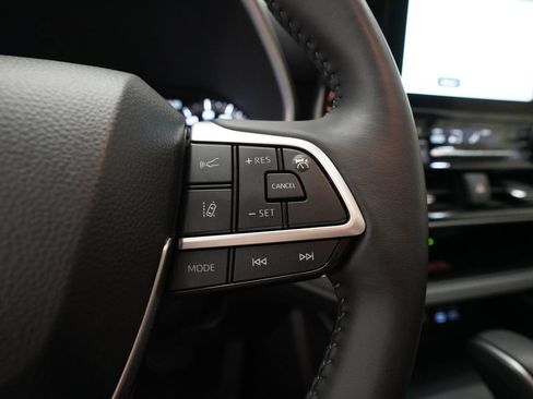 Used 2025 Toyota Highlander XLE AWD/4WD image 19