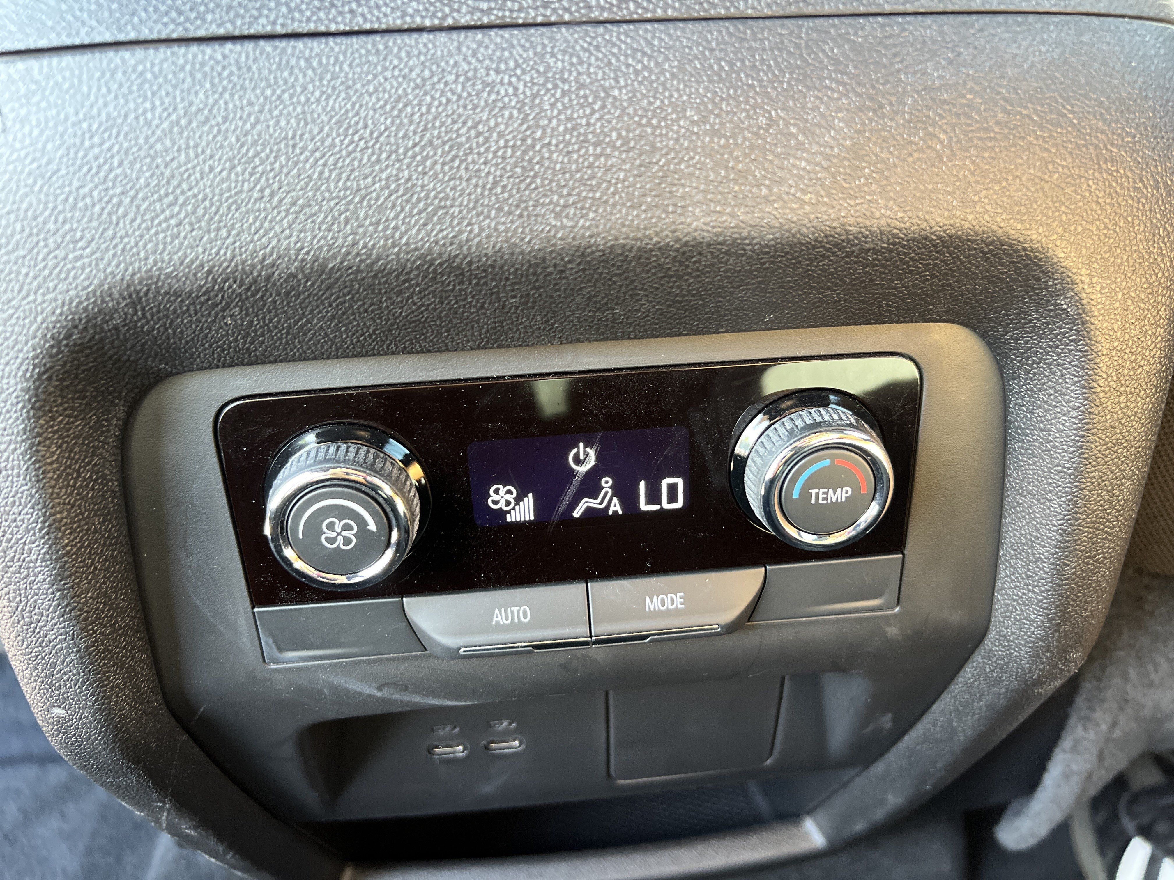 Used 2025 Chevrolet Traverse LT FWD image 39