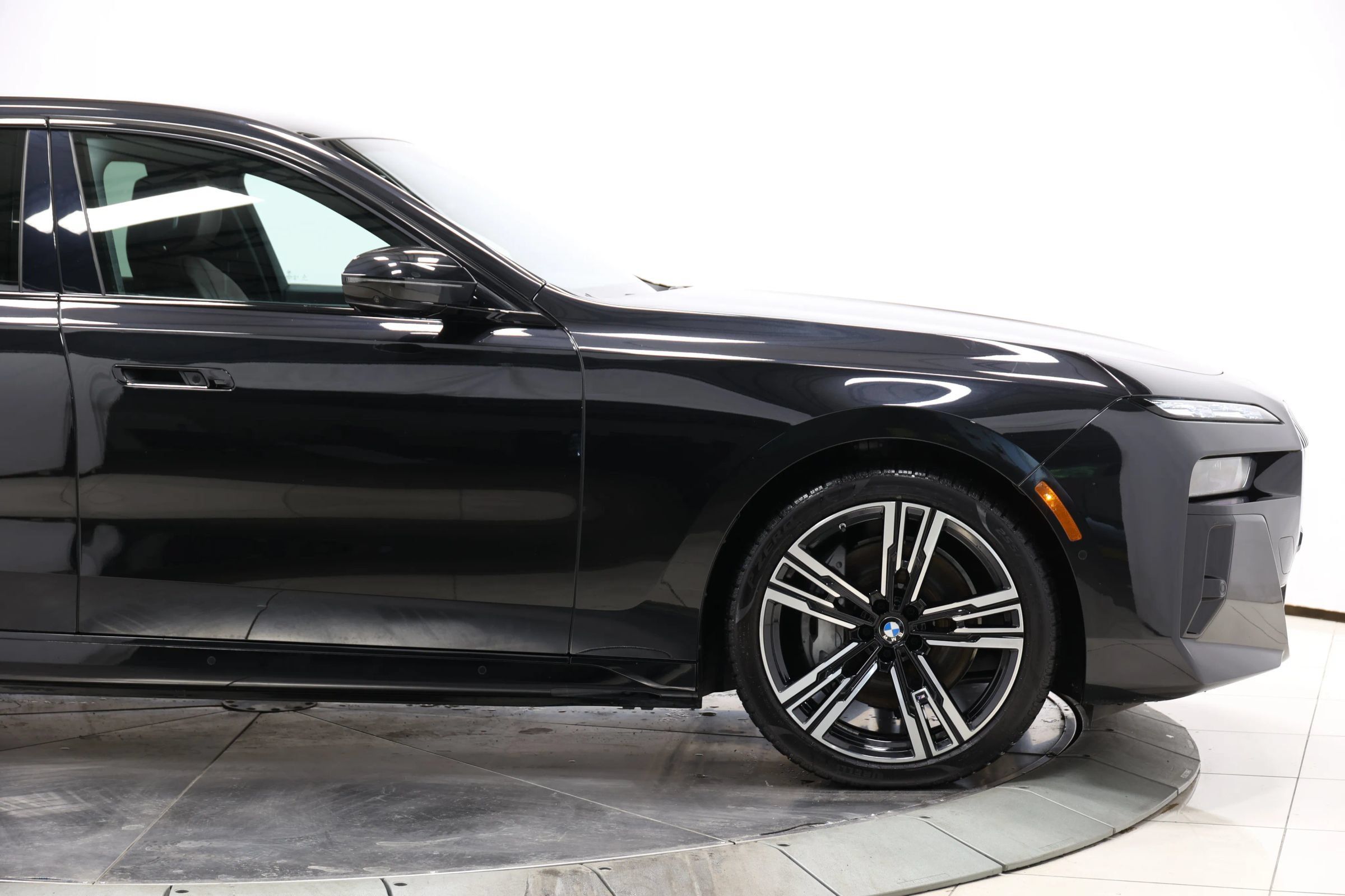 Used 2023 BMW i7 xDrive60 w/ Executive Package 2 AWD/4WD image 78