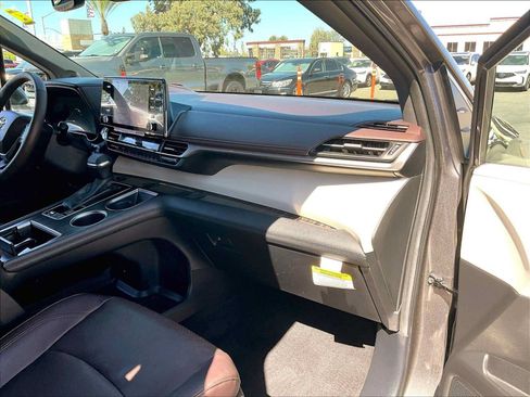 Used 2024 Toyota Sienna Platinum FWD image 18