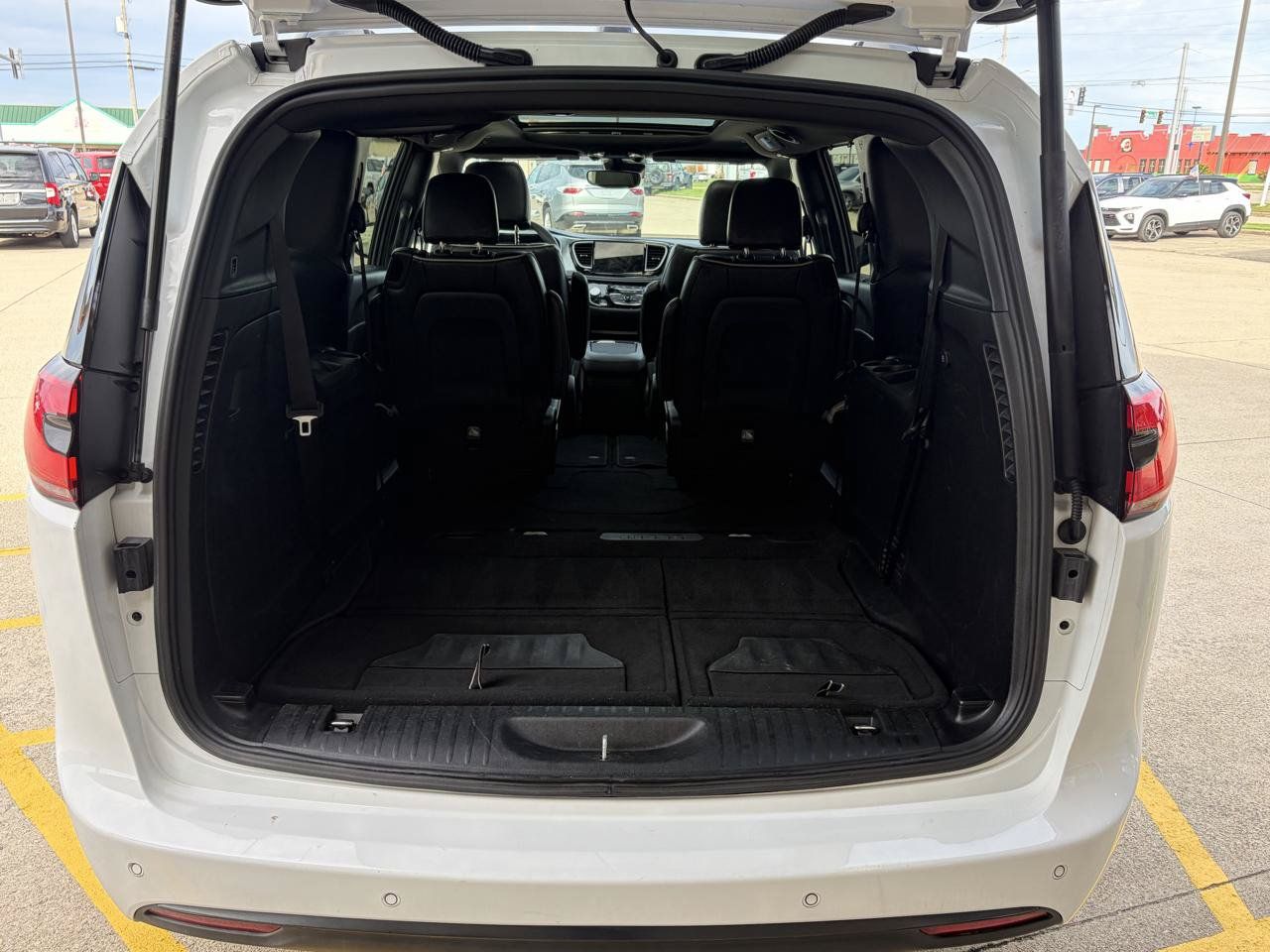 Used 2025 Chrysler Pacifica Limited FWD image 13