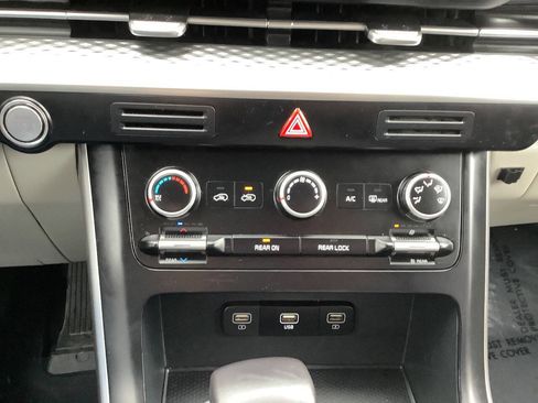 Used 2024 Kia Carnival LX image 43