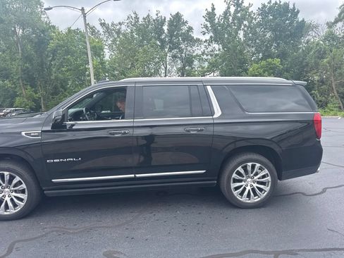Used 2021 GMC Yukon XL Denali w/ Denali Ultimate Package AWD/4WD image 2