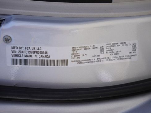 Used 2023 Chrysler Pacifica Limited image 31