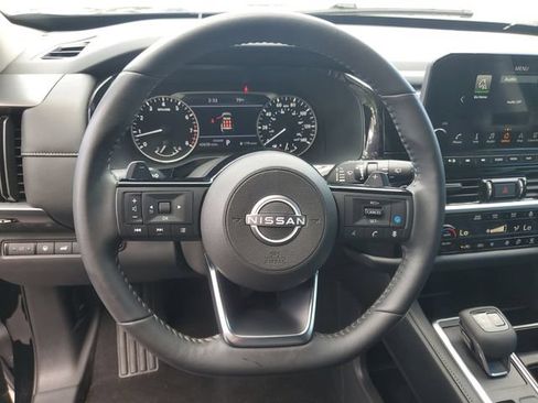 Used 2024 Nissan Pathfinder SL FWD image 17