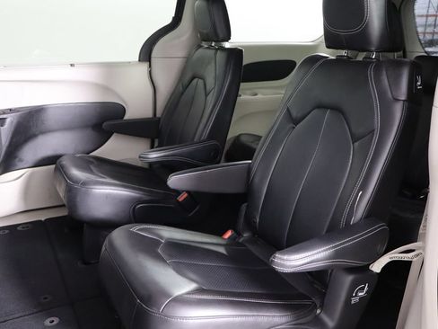 Used 2023 Chrysler Pacifica Touring-L FWD image 16
