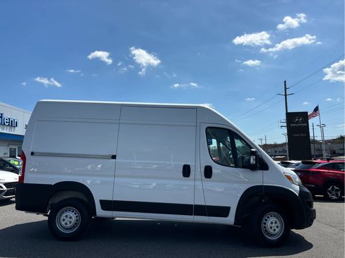 Used 2024 RAM ProMaster 2500 w/ Convenience Group FWD image 3