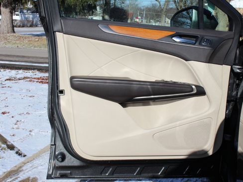 Used 2017 Lincoln MKC Select w/ Select Plus Package image 11