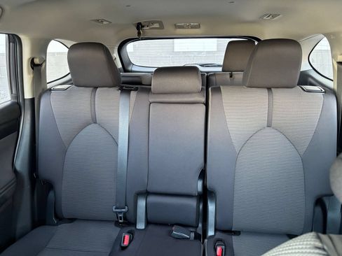 Used 2025 Toyota Highlander LE FWD image 37