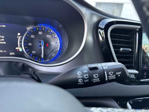 Used 2025 Chrysler Pacifica Select FWD image 24