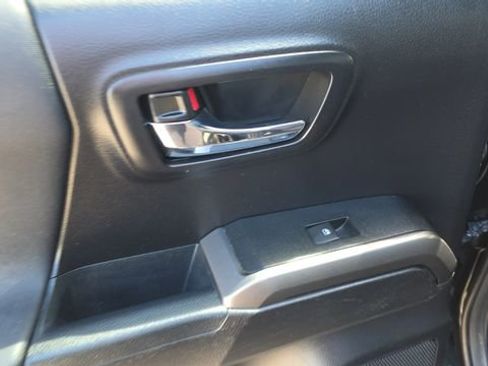 Used 2019 Toyota Tacoma TRD Sport image 16