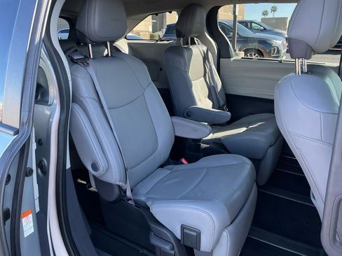 Used 2023 Toyota Sienna Limited image 18