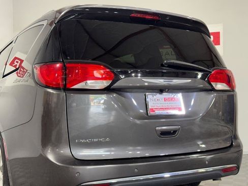 Used 2018 Chrysler Pacifica Touring-L FWD image 7
