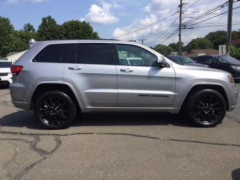 Used 2018 Jeep Grand Cherokee Altitude AWD/4WD image 7