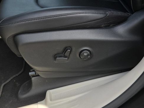 Used 2024 Chrysler Pacifica Touring-L FWD image 26