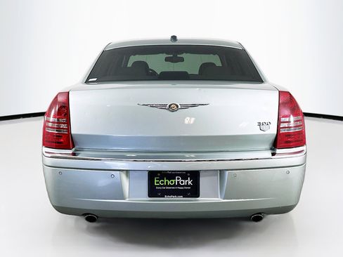 Used 2005 Chrysler 300 C w/ Navigation & Sound Group II RWD image 7