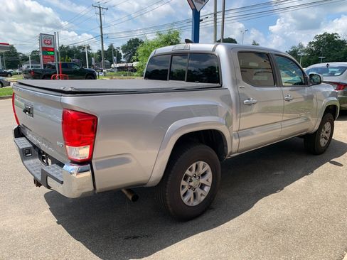 Used 2017 Toyota Tacoma SR5 w/ Tow Package RWD image 7