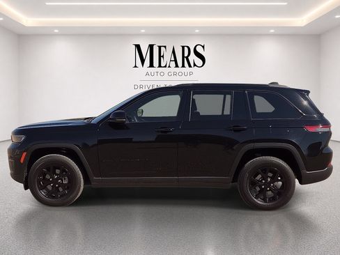 Used 2025 Jeep Grand Cherokee Altitude AWD/4WD image 2