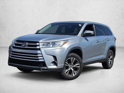 Used 2019 Toyota Highlander LE FWD image 2