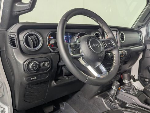 Used 2020 Jeep Gladiator Overland image 11