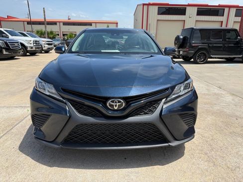 Used 2018 Toyota Camry SE w/ Moonroof Package FWD image 2