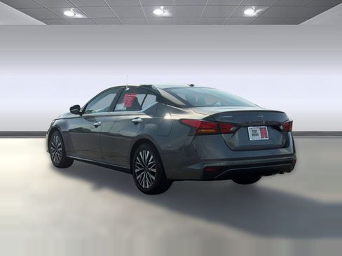 Certified 2025 Nissan Altima 2.5 SV FWD image 5