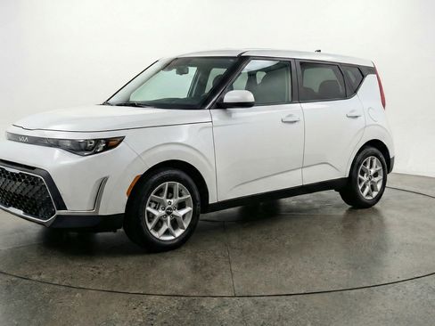 Used 2025 Kia Soul LX w/ LX Technology Package FWD image 3