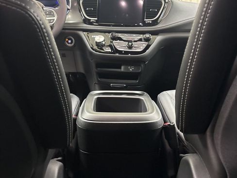 New 2026 Chrysler Pacifica Select FWD image 19