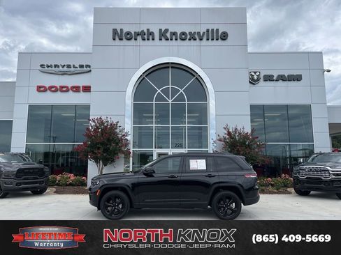 Used 2024 Jeep Grand Cherokee Altitude image 2