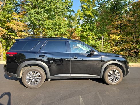 Used 2025 Nissan Pathfinder SV image 2