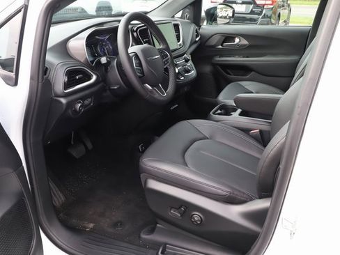 New 2026 Chrysler Pacifica Select image 12