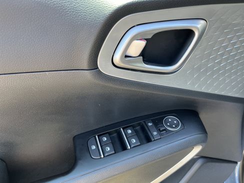 Used 2025 Kia Soul LX w/ LX Technology Package FWD image 15