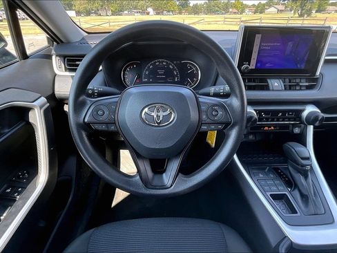 Used 2025 Toyota RAV4 LE AWD/4WD image 5