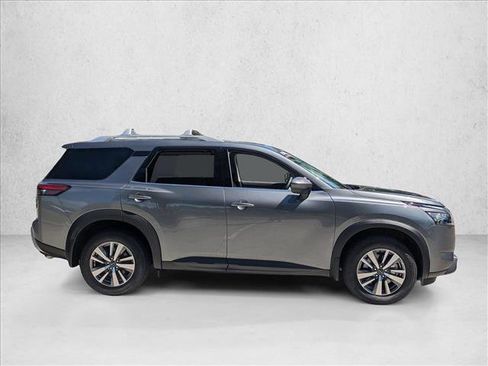 Used 2025 Nissan Pathfinder SL FWD image 4