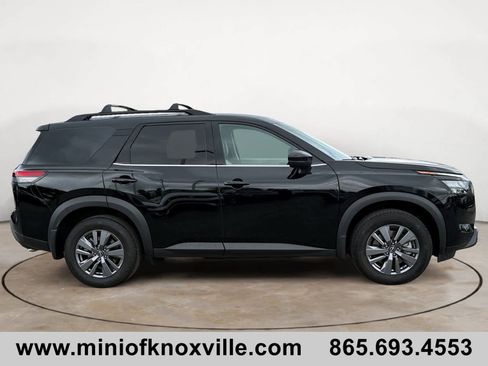 Used 2024 Nissan Pathfinder SV FWD image 2